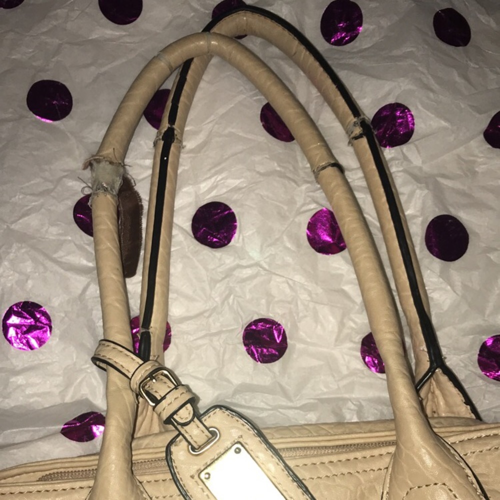 โ๏ธFREE HANDBAG โ๏ธ - Picture 4 of 6